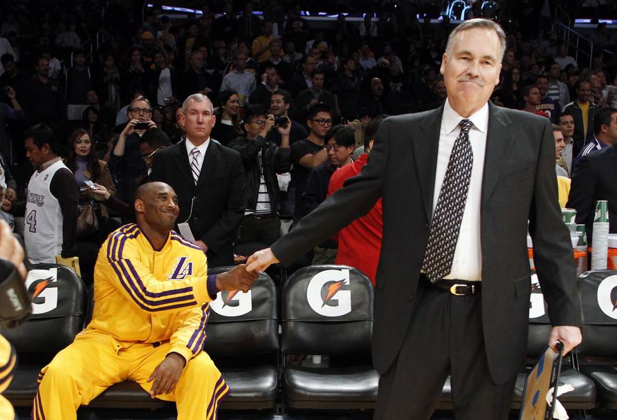 2012 : Il debutto sulla panchina dei Los Angeles Lakers: stretta di mano con Kobe Bryant (Reuters)